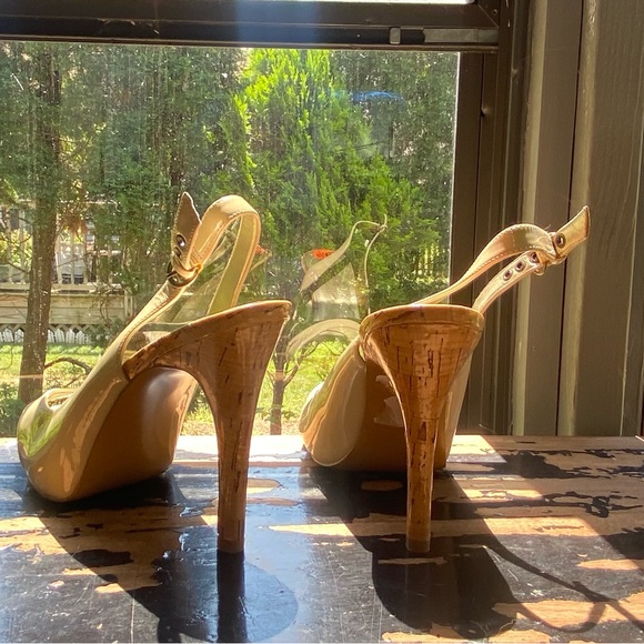 Guess Peep Toe Platform Sling Backs Beige Patent Leather Cork Spike Heels 9.5 - Picture 3 of 12